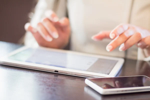 Mujer trabaja en la tableta digital, enfoque suave, primer plano — Foto de Stock