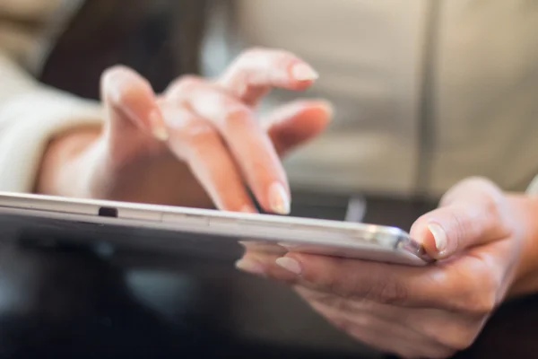 Mujer trabaja en la tableta digital, enfoque suave, primer plano — Foto de Stock