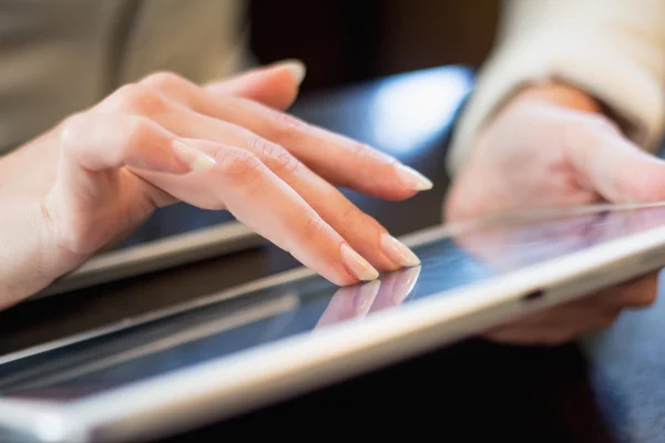 Mujer trabaja en la tableta digital, enfoque suave, primer plano — Foto de Stock