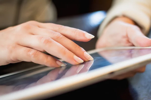 Mujer trabaja en la tableta digital, enfoque suave, primer plano — Foto de Stock