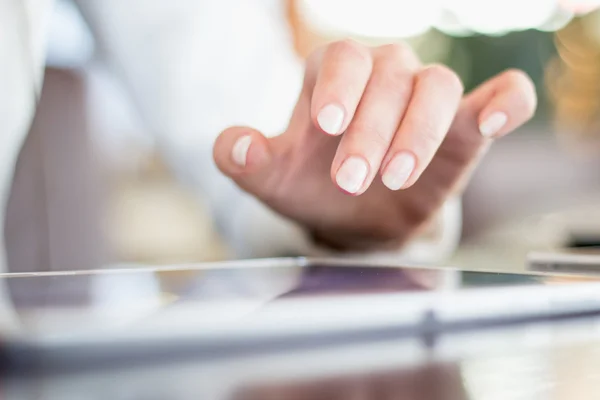 Mujer trabaja en la tableta digital, enfoque suave, primer plano — Foto de Stock