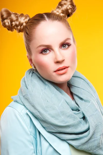 Belle femme blonde glamour avec maquillage de mode et coiffure. portrait rapproché sur fond jaune — Photo