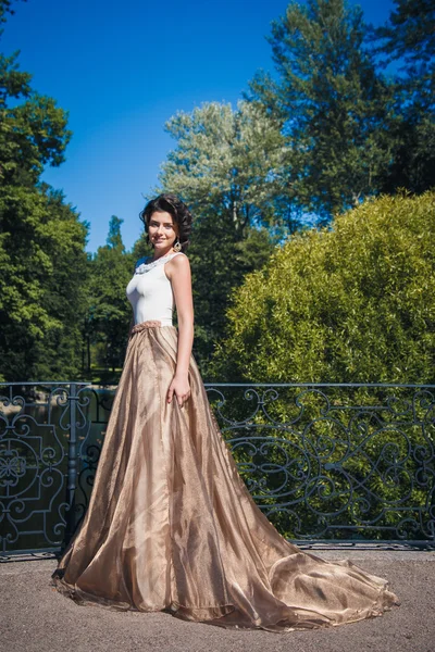 Portrait de belle mariée élégante en robe beige magnifique se promène dans un parc — Photo