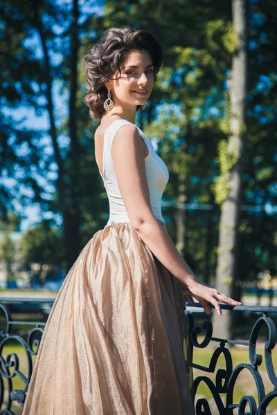 Ritratto di bella sposa elegante in splendido abito beige passeggiate in un parco — Foto Stock