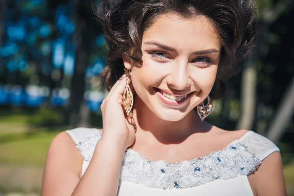 Retrato de bela noiva elegante em lindo vestido bege caminha em um parque — Fotografia de Stock