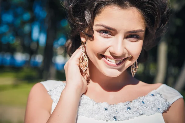 Retrato de hermosa novia elegante en vestido beige magnífico camina en un parque —  Fotos de Stock