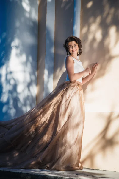 Retrato de hermosa novia elegante en vestido beige magnífico camina en un parque — Foto de Stock