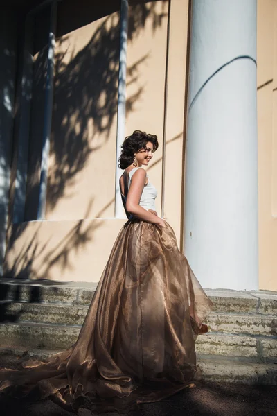 Portret pięknej narzeczonej elegancki w przepiękny sukienka beż spacery w parku — Zdjęcie stockowe
