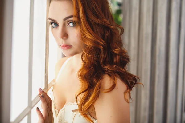 Vörös hajú fiatal nő gyönyörű fehérnemű luxus belső Vértes portréja — Stock Fotó