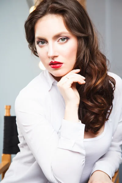 Nahaufnahme Porträt der schönen sexy jungen Frau mit langen braunen Haaren im Fotostudio — Stockfoto