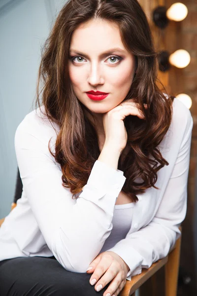 Nahaufnahme Porträt der schönen sexy jungen Frau mit langen braunen Haaren im Fotostudio — Stockfoto