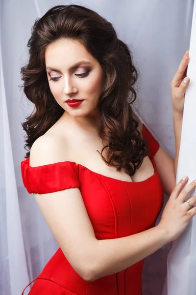 エレガントで豪華な赤の美しいブルネット若い女性のクローズ アップの肖像画のドレスします。 — ストック写真