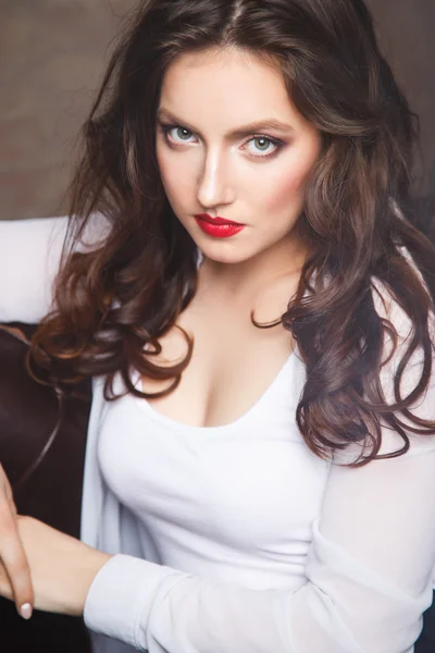 Close-up portrait of beautiful sexy young woman with long brown hair in photostudio — Stock Photo, Image