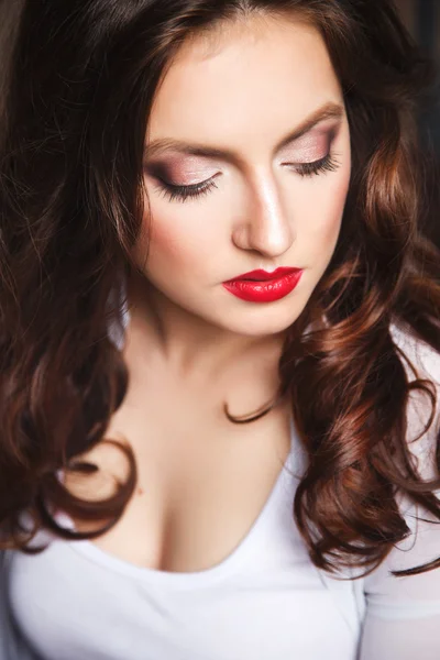 Retrato de cerca de una hermosa joven sexy con cabello castaño largo en photostudio — Foto de Stock