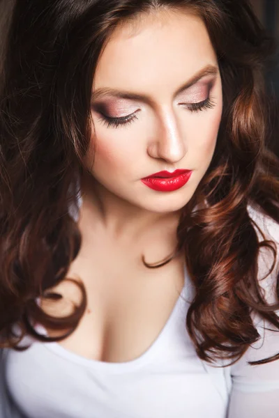 Close-up portrait of beautiful sexy young woman with long brown hair in photostudio — Stock Photo, Image