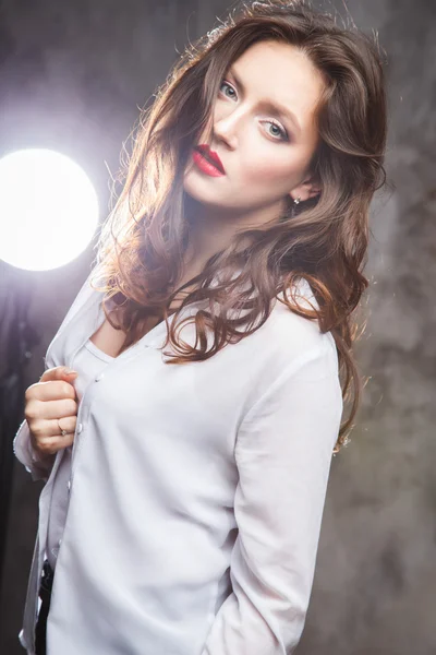 Közelről, hosszú barna haja a photostudio szép szexi fiatal nő portréja — Stock Fotó