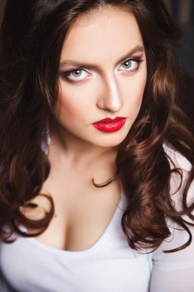 Close-up portrait of beautiful sexy young woman with long brown hair in photostudio — Stock Photo, Image