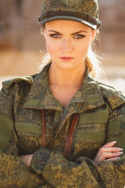 Askeri bir kostüm arka planda bir tatlının muhteşem genç kadın