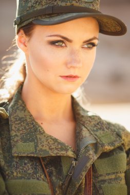 Askeri bir kostüm arka planda bir tatlının muhteşem genç kadın