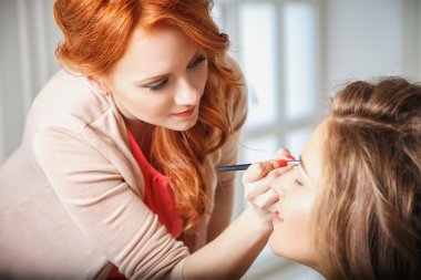 bir sabah düğün öncesi gelin hazırlama makyaj sanatçısı