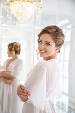 Bir sabah aynaya bakarak beyaz iç çamaşırı güzel gelin