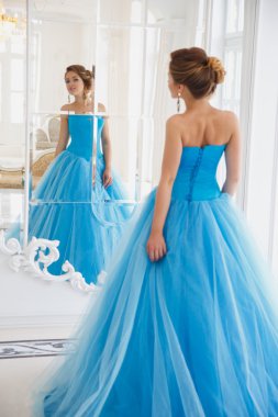 Güzel gelin muhteşem mavi elbise Külkedisi tarzı ayna yakınındaki bir sabah