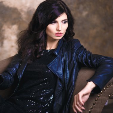 Rock tarzı bir divan güzel esmer kadın portresi