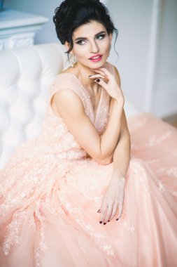 Güzel moda elbise güzel genç esmer kadın portresi