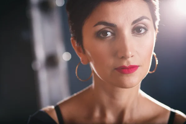 Close-up portrait of gorgeous woman with short black hair and long earrings — Stock fotografie