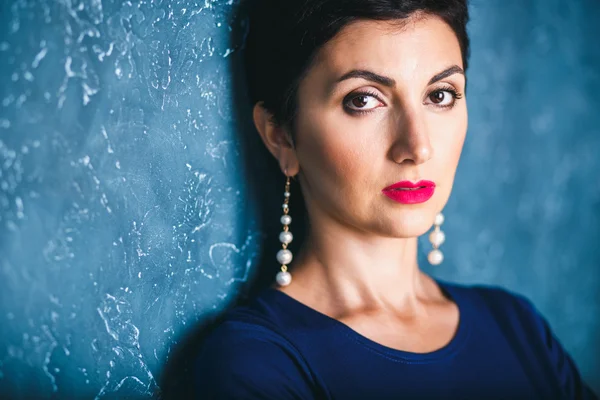 Close-up portrait of gorgeous woman with short black hair and long earrings — Stock fotografie