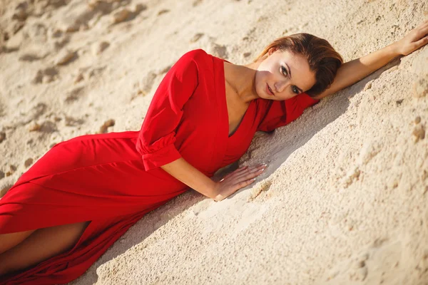 华丽红头年轻女子在长红礼服在一份甜点。桑迪的峡谷。时尚风格 — 图库照片