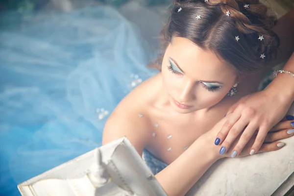 Krásná mladá žena v nádherné modré dlouhé šaty jako Popelka s perfektní make-up a účes — Stock fotografie