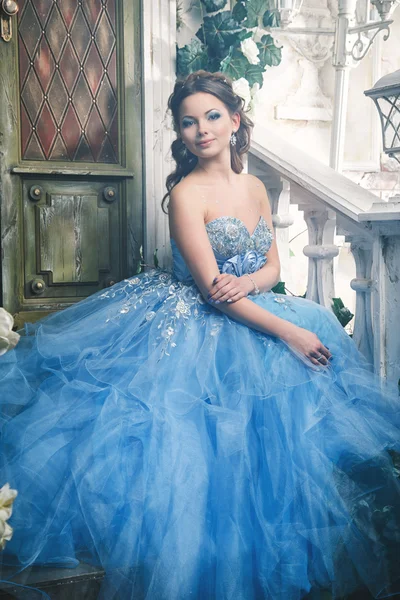 Красива молода жінка в розкішній синій довгій сукні, як Попелюшка з ідеальним макіяжем і зачіскою — стокове фото