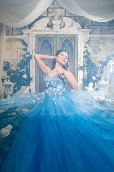 Mulher bonita em lindo vestido longo azul como Cinderela com maquiagem perfeita e estilo de cabelo — Fotografia de Stock