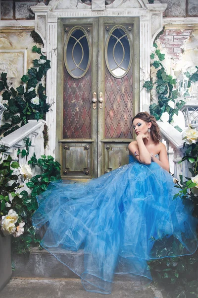 Muhteşem mavi uzun elbiseli güzel genç kadın mükemmel makyajlı ve saç stili olan Cinderella gibi.