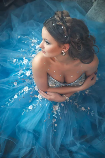 Hermosa mujer joven en vestido largo azul magnífico como Cenicienta con maquillaje perfecto y estilo de pelo —  Fotos de Stock