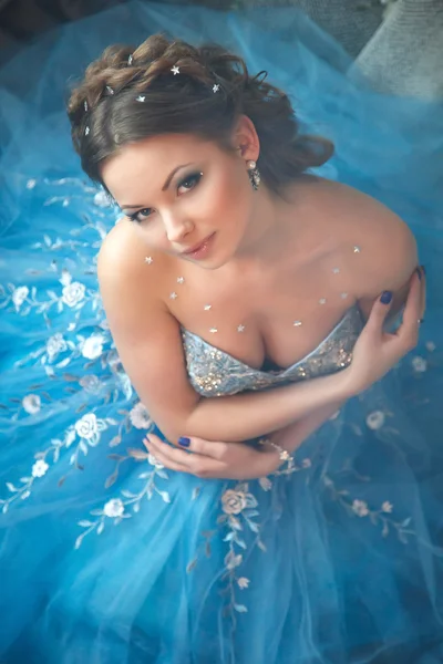 Vacker ung kvinna i vacker blå lång klänning som Askungen med perfekt make-up och frisyr — Stockfoto
