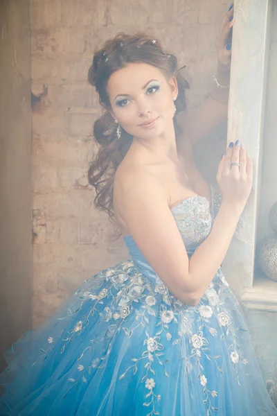 Mulher bonita em lindo vestido longo azul como Cinderela com maquiagem perfeita e estilo de cabelo — Fotografia de Stock