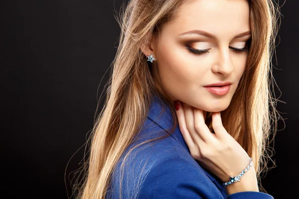 Gros plan portrait de belle jeune femme en veste bleue avec des bijoux de luxe et un maquillage parfait. Mode beauté portrait — Photo