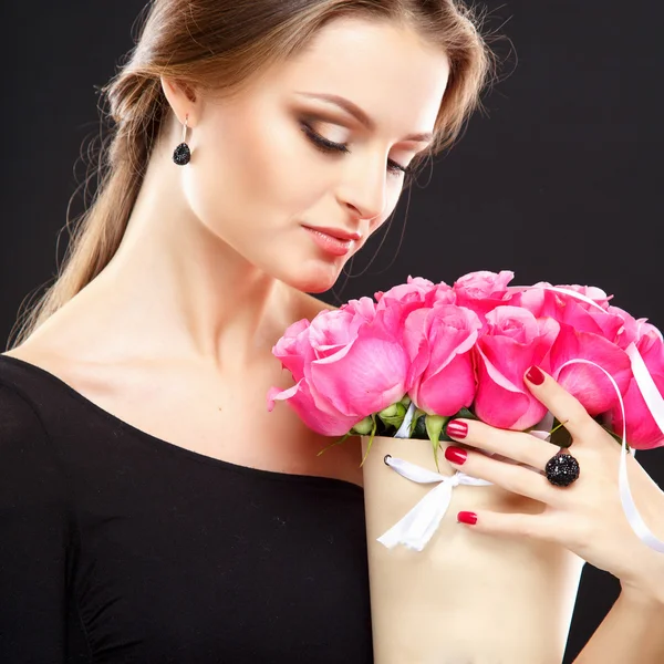 Close-up portrait of beautiful young woman with luxury jewelry and perfect make up holding bouquet. Fashion beauty portrait — 图库照片