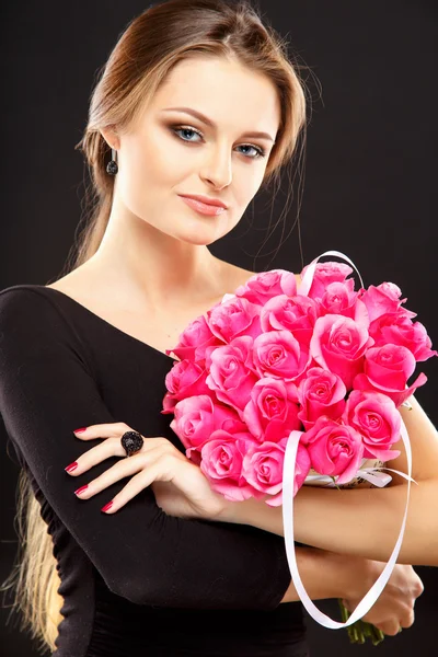 Close-up portrait of beautiful young woman with luxury jewelry and perfect make up holding bouquet. Fashion beauty portrait — 스톡 사진