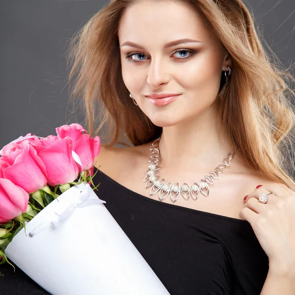 Close-up portrait of beautiful young woman with luxury jewelry and perfect make up holding bouquet. Fashion beauty portrait — Zdjęcie stockowe