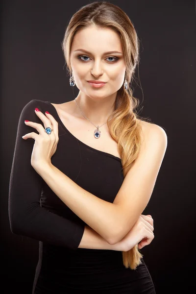 Close-up portret van mooie jonge vrouw met luxe sieraden en perfecte make-up. Mode schoonheid portret — Stockfoto