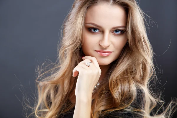 Nahaufnahme Porträt einer schönen jungen Frau mit luxuriösem Schmuck und perfektem Make-up. Schönheitsporträt — Stockfoto