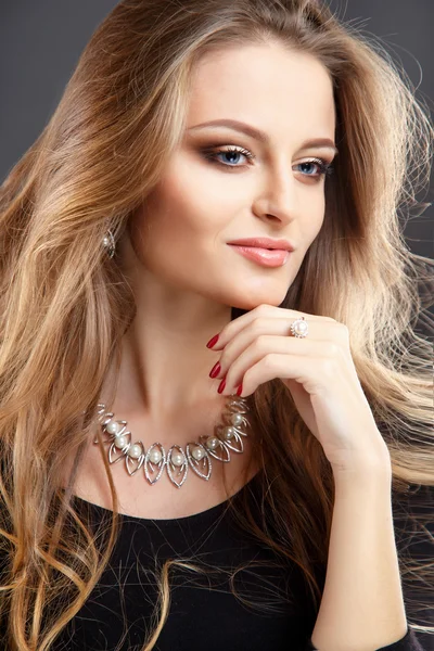 Gros plan portrait de belle jeune femme avec des bijoux de luxe et un maquillage parfait. Mode beauté portrait — Photo
