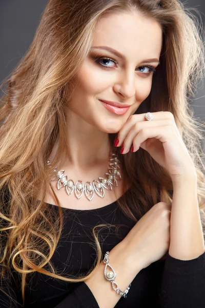 Close-up portret van mooie jonge vrouw met luxe sieraden en perfecte make-up. Mode schoonheid portret — Stockfoto