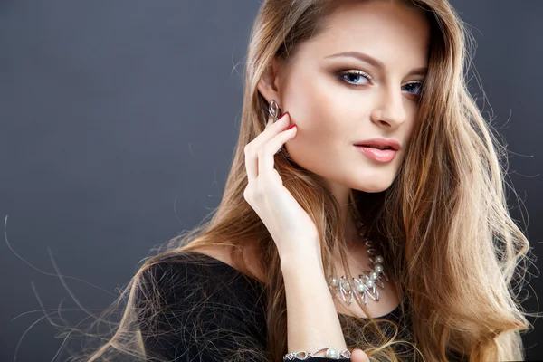 Gros plan portrait de belle jeune femme avec des bijoux de luxe et un maquillage parfait. Mode beauté portrait — Photo