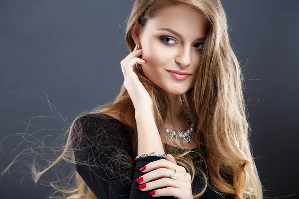 Gros plan portrait de belle jeune femme avec des bijoux de luxe et un maquillage parfait. Mode beauté portrait — Photo