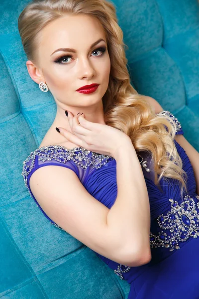 Retrato de hermosa mujer rubia en vestido azul de lujo con maquillaje perfecto y estilo de pelo —  Fotos de Stock