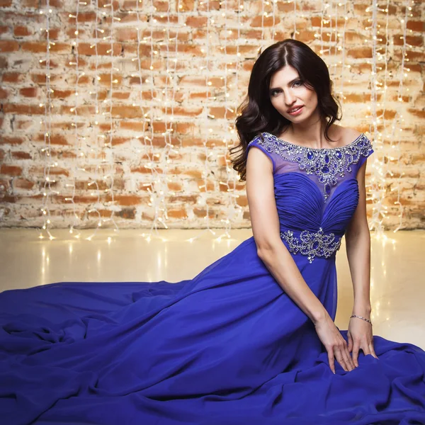 Portrait de femme magnifique en robe bleue de luxe sur fond de Noël — Photo